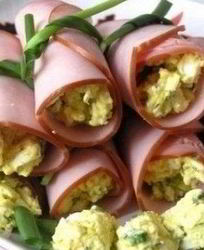 Рулетики из ветчины с чесночной начинкой
