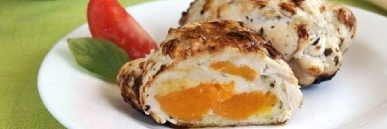 Рулетики куриные с консервированными персиками