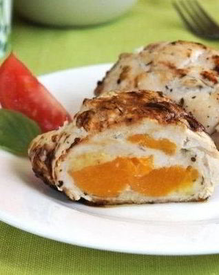 Рулетики куриные с консервированными персиками