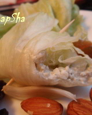 Рулетики с начинкой из рамбутана и сыра дор блю