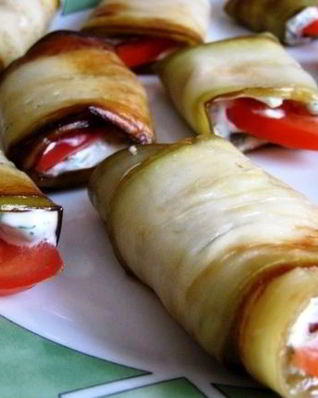 Рулеты из баклажанов с помидорами