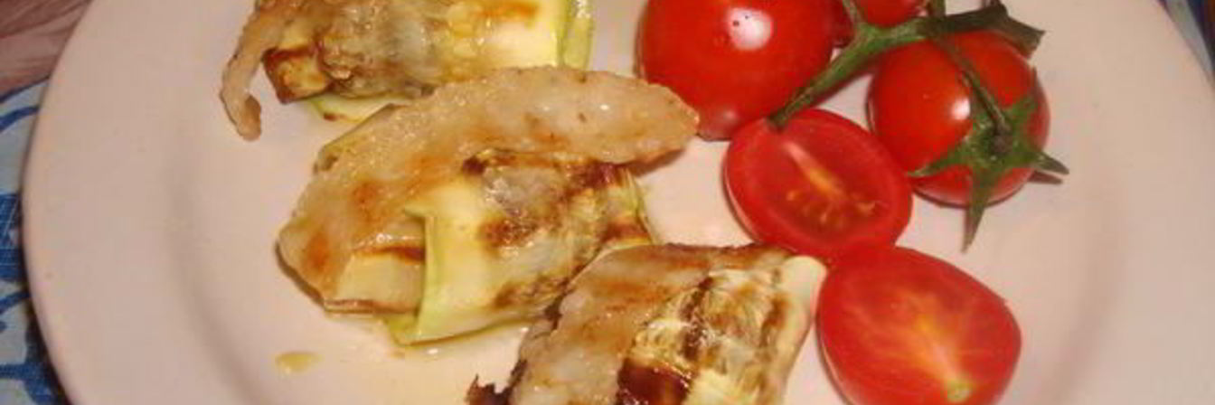 Рулеты из кабачков с беконом и сыром