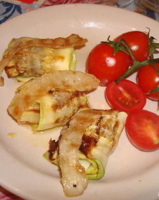 Рулеты из кабачков с беконом и сыром