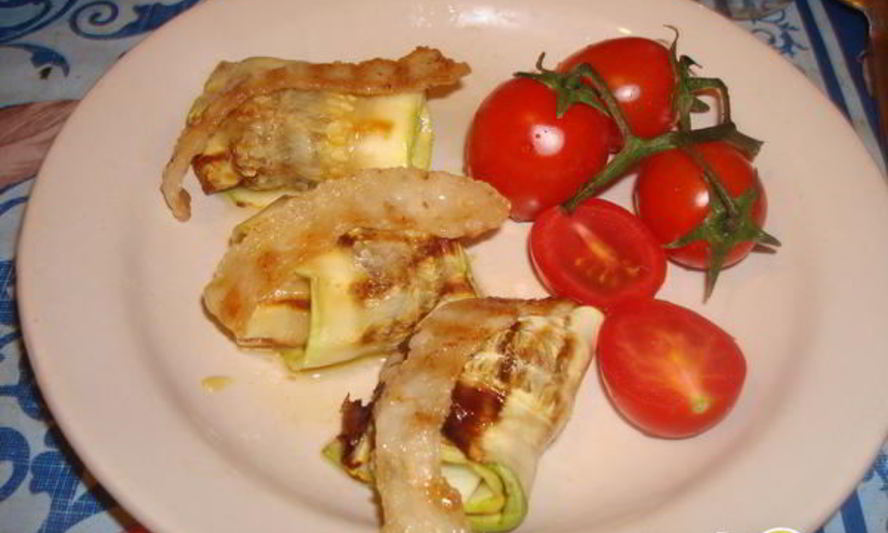 Рецепт рулетов из кабачков с беконом и сыром