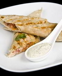 Рулеты из лосося, рикотты и зелени