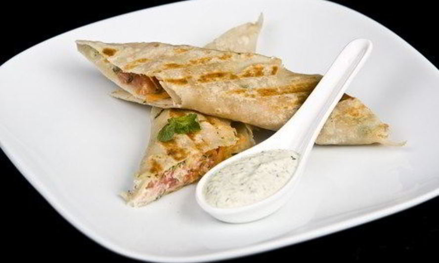 Рецепт рулетов из лосося, рикотты и зелени