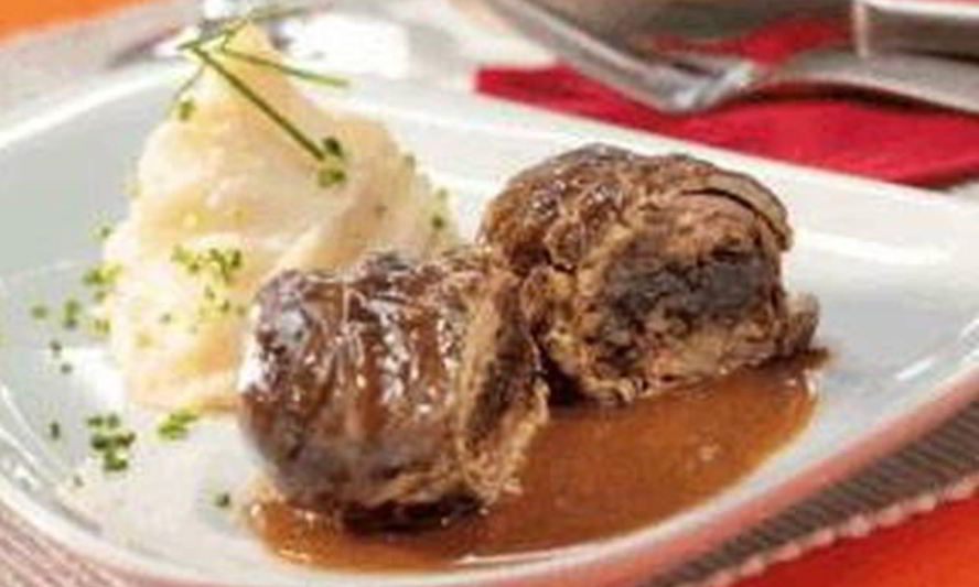 Рецепт рулетов с начинкой из шпика и слив