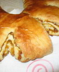 Сдобный рулет с курагой