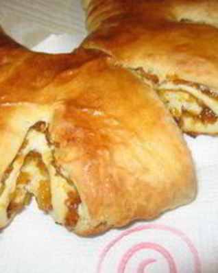 Сдобный рулет с курагой