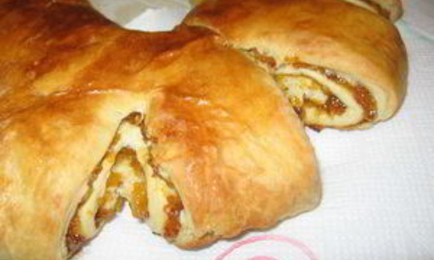 Рецепт сдобного рулета с курагой