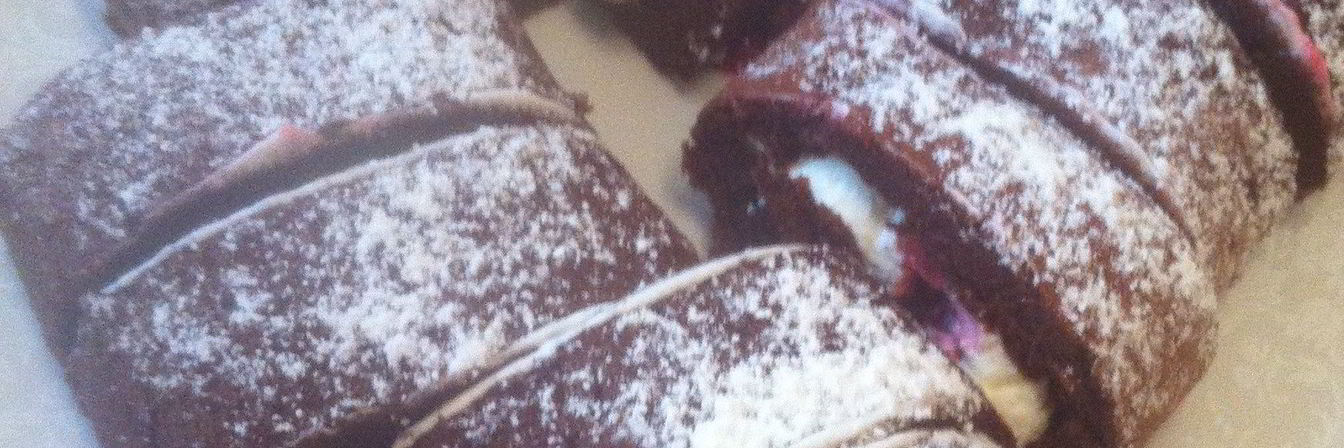 Шоколадный рулет с вишней и взбитыми сливками