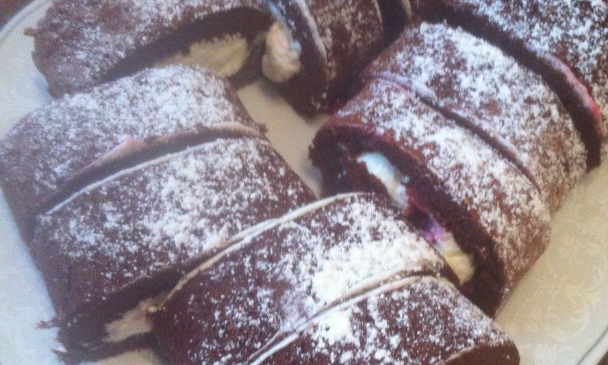 Рецепт шоколадного рулета с вишней и взбитыми сливками