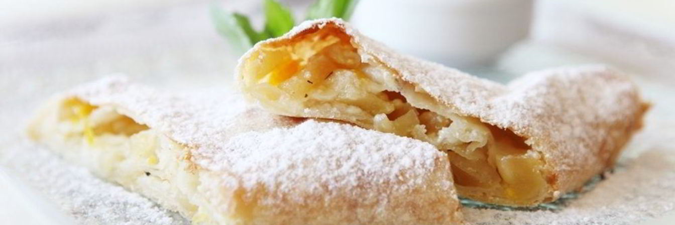 Слоеный рулет с яблоками
