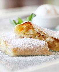 Слоеный рулет с яблоками