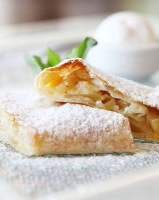 Слоеный рулет с яблоками