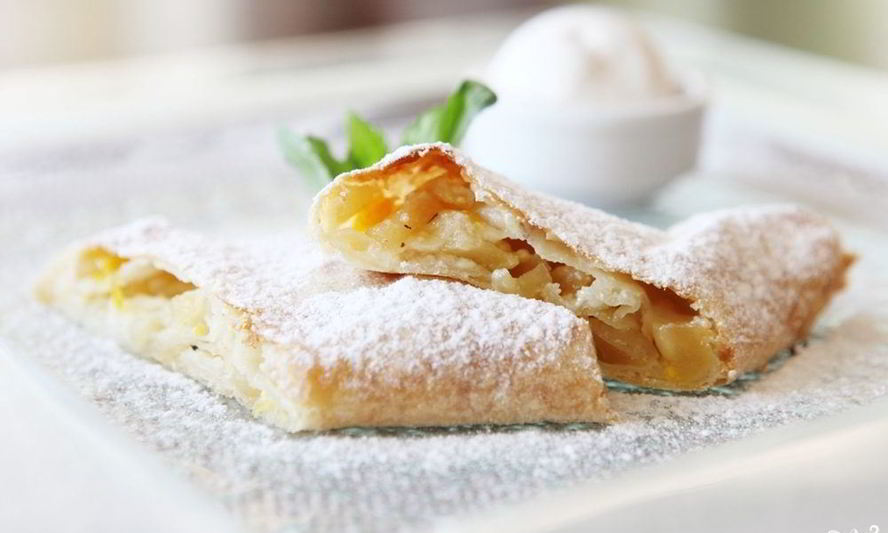 Рецепт слоеного рулета с яблоками