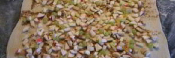 слоеный рулет с яблоками