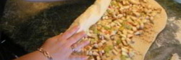 слоеный рулет с яблоками