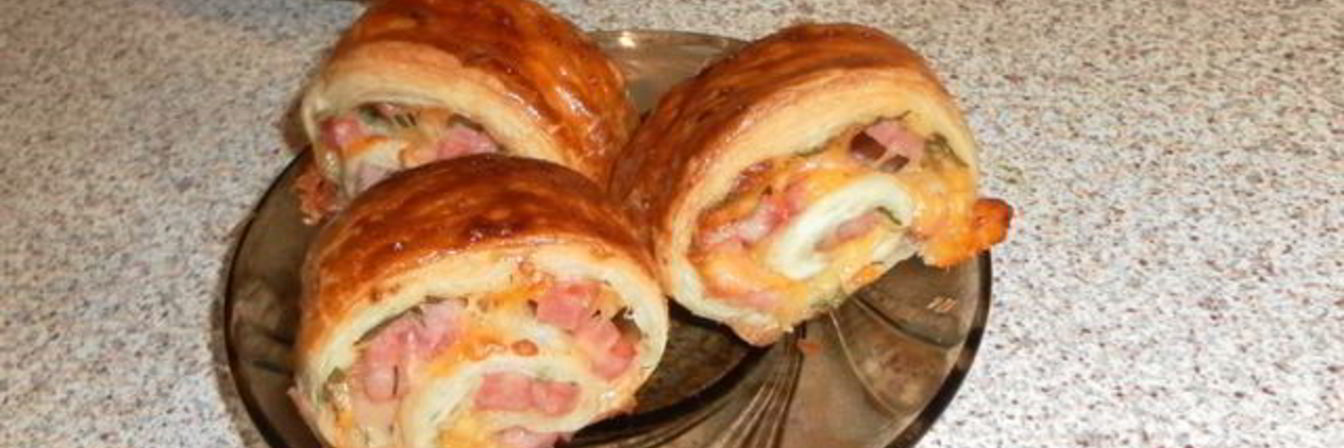 Слойки-рулетики с зеленью, ветчиной и сыром