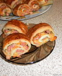 Слойки-рулетики с зеленью, ветчиной и сыром