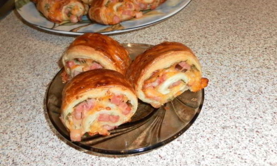 Рецепт слоек-рулетиков с зеленью, ветчиной и сыром