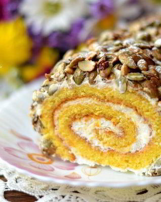 Тыквенный рулет с карамелизированными тыквенными семечками