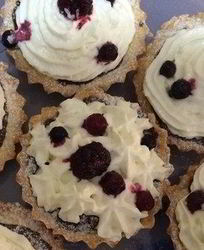 Десертные тарталетки со взбитыми сливками