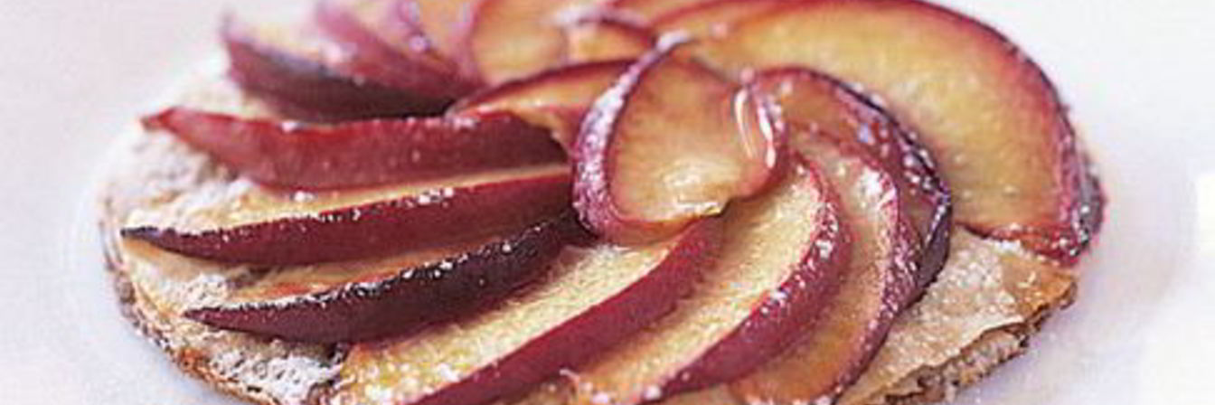 Миндальные тарталетки с нектаринами в карамели