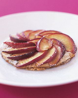 Миндальные тарталетки с нектаринами в карамели