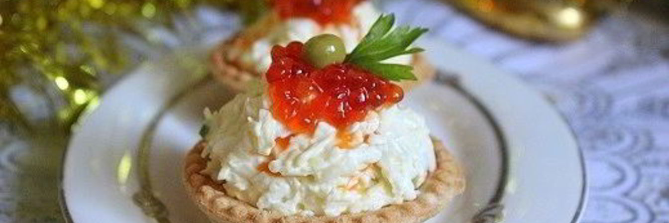 Новогодние тарталетки с салатом и красной икрой