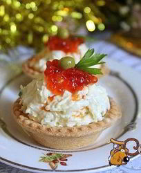 Новогодние тарталетки с салатом и красной икрой