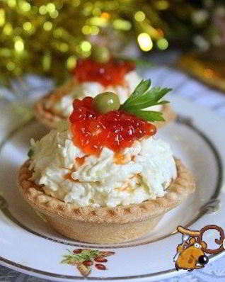 Новогодние тарталетки с салатом и красной икрой