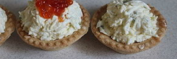 новогодние тарталетки с салатом и красной икрой