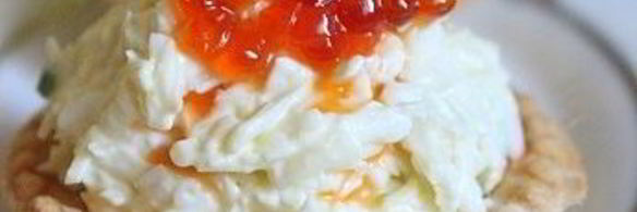 новогодние тарталетки с салатом и красной икрой