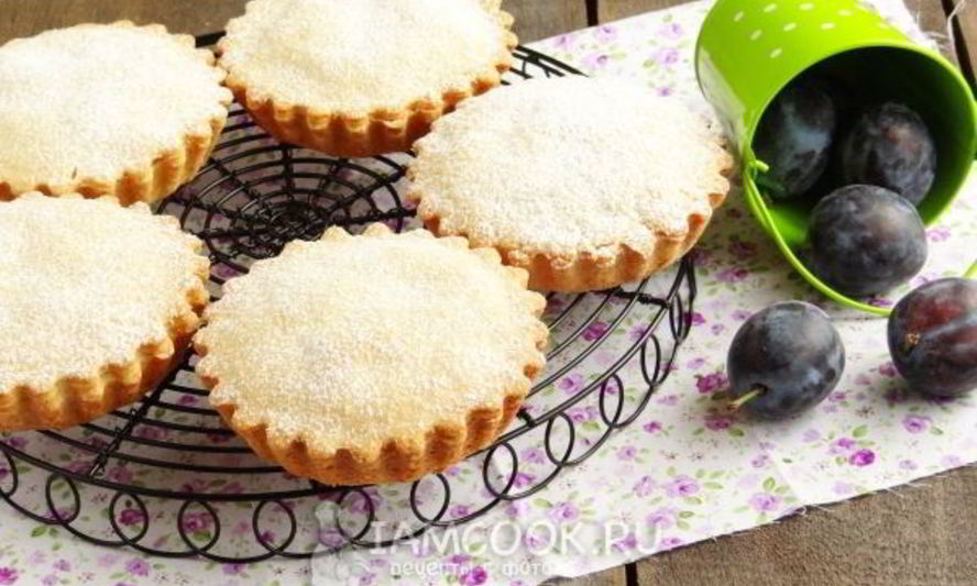 Рецепт песочных тарталеток с пудингом и сливой