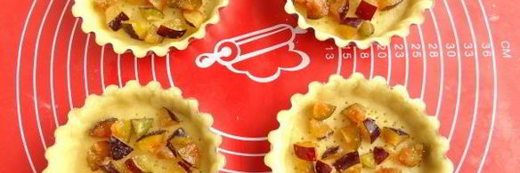 песочные тарталетки с пудингом и сливой