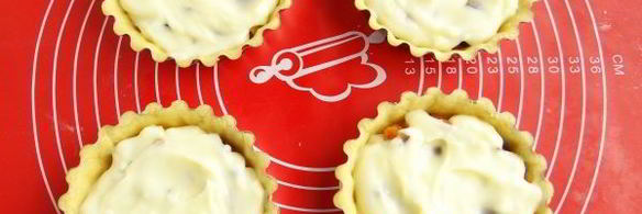 песочные тарталетки с пудингом и сливой