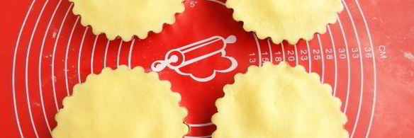 песочные тарталетки с пудингом и сливой