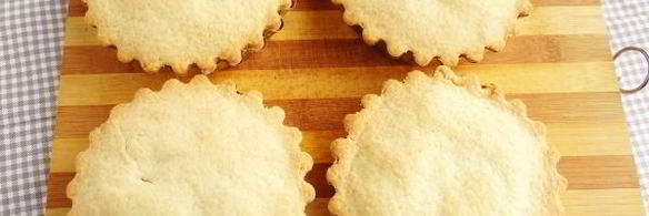 песочные тарталетки с пудингом и сливой