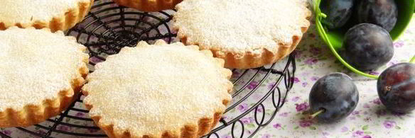 песочные тарталетки с пудингом и сливой