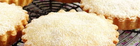 песочные тарталетки с пудингом и сливой