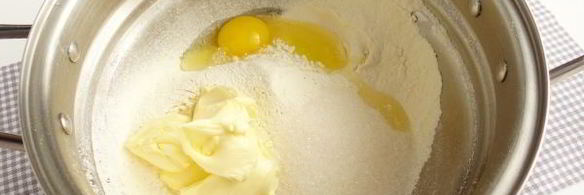 песочные тарталетки с пудингом и сливой