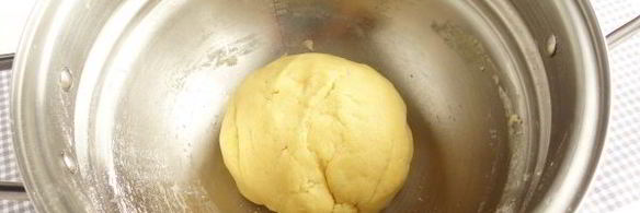 песочные тарталетки с пудингом и сливой