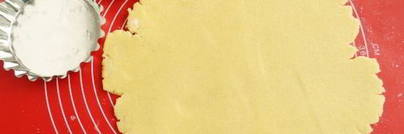 песочные тарталетки с пудингом и сливой