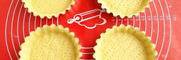 песочные тарталетки с пудингом и сливой