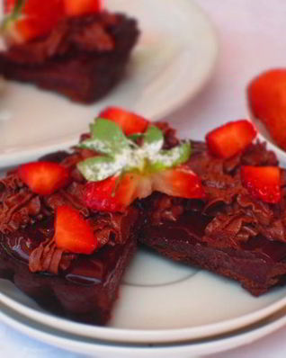 Шоколадные тарталетки с клубникой