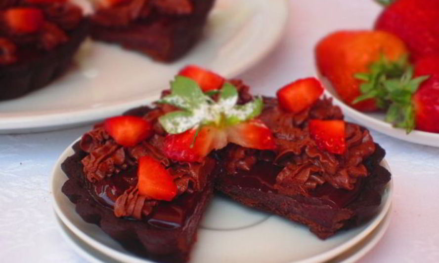 Рецепт шоколадных тарталеток с клубникой