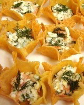 Сырные тарталетки с креветками и огурцом