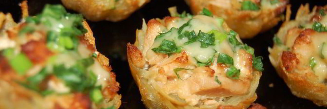 Тарталетки из картофеля с куриным филе под чесночно-сырным соусом