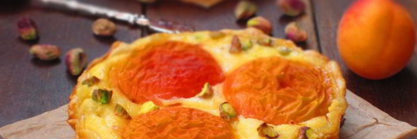 Тарталетки с абрикосами, творожным кремом и фисташками